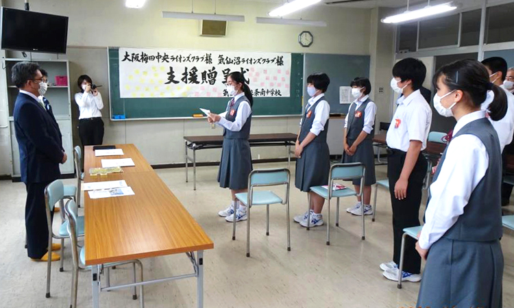 気仙沼市の中学校へ プロジェクター3台を寄贈