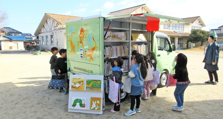 子どもたちに明るい未来を 移動図書館みどり号復活