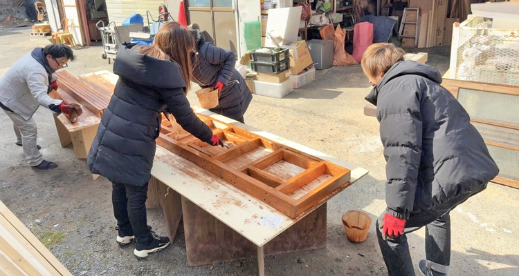 支援学級の卒業記念にベンチ5台を制作