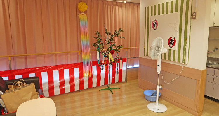 姉妹クラブ合同で小児病棟に扇風機を寄贈