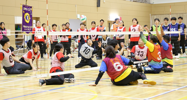床に座れば、みんなが仲間 共生スポーツの挑戦