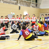 床に座れば、みんなが仲間 共生スポーツの挑戦