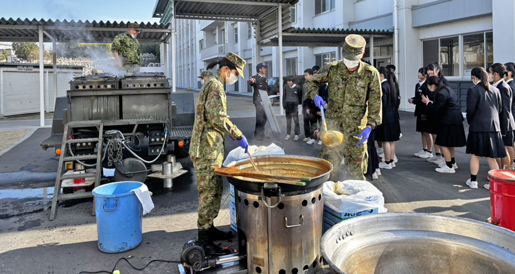 自衛隊の協力で出前防災講座を実施