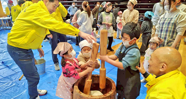 子育て支援事業 園児の餅つき体験