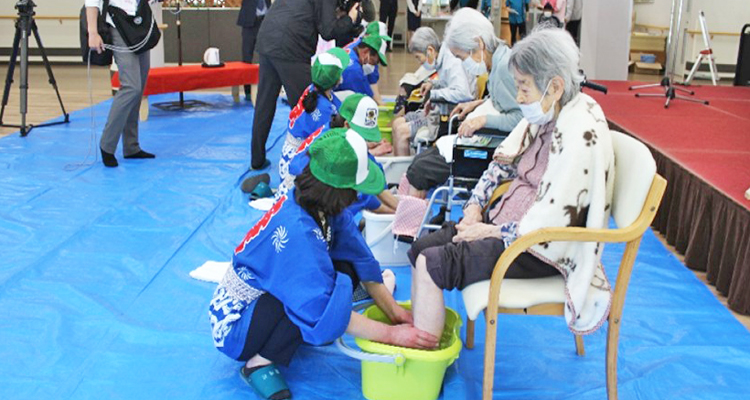 春の福祉祭りで老人ホーム入所者に足湯