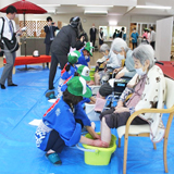 春の福祉祭りで老人ホーム入所者に足湯